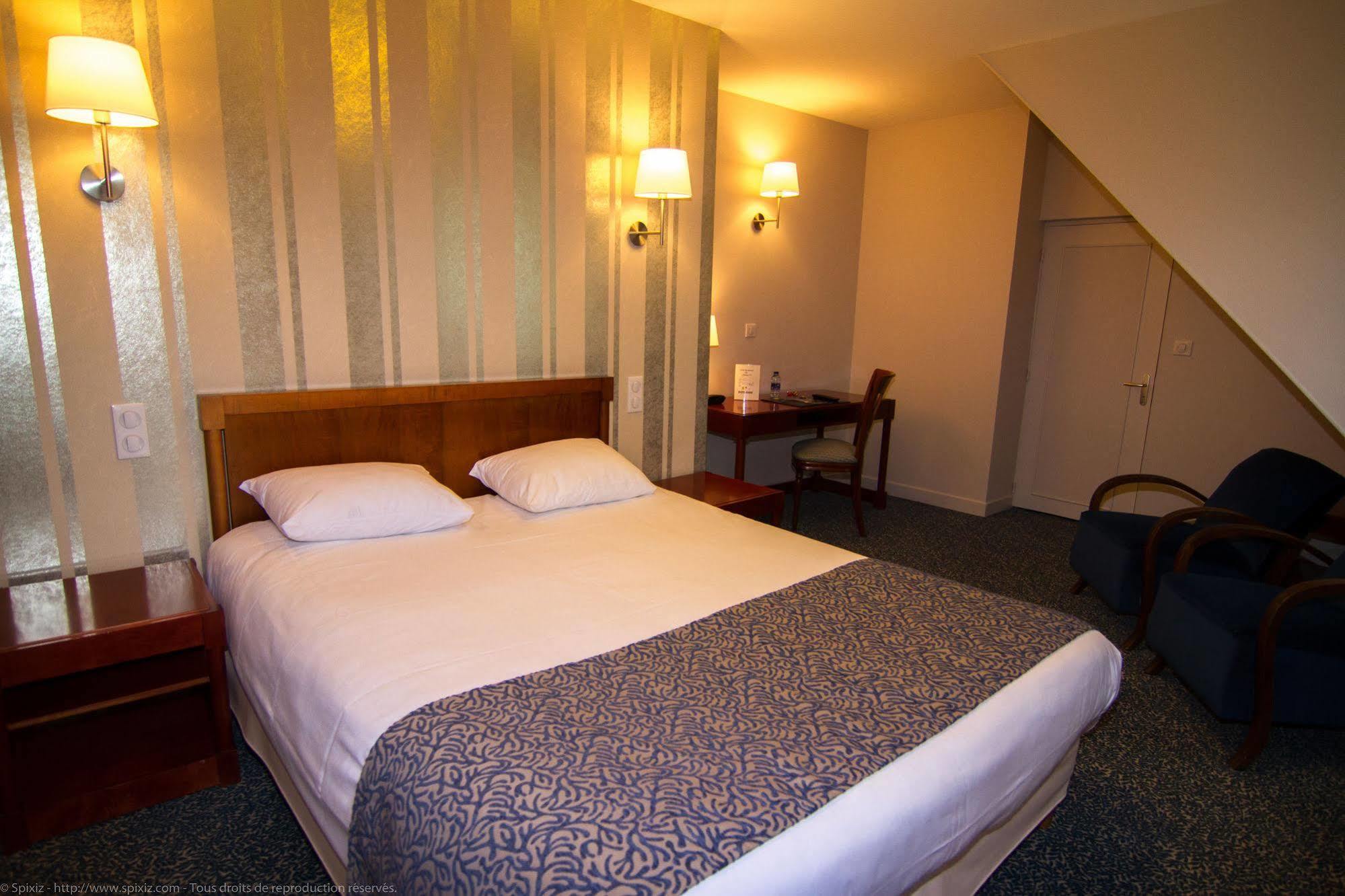 Logis Hotel Du Chateau Комбур Экстерьер фото